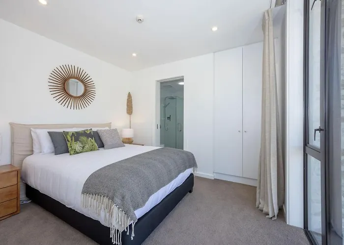 Marina Views - Luxury * Wanaka