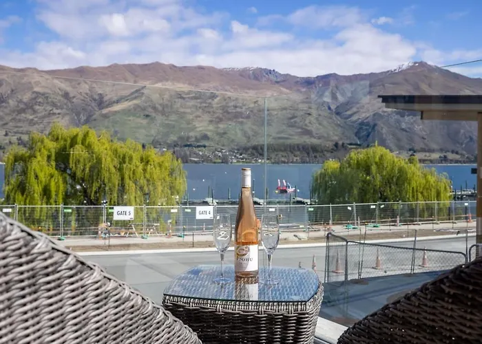 Marina Views - Luxury * Wanaka